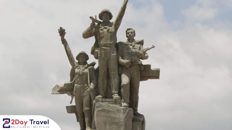 Tượng đài chiến thắng Cửa Việt