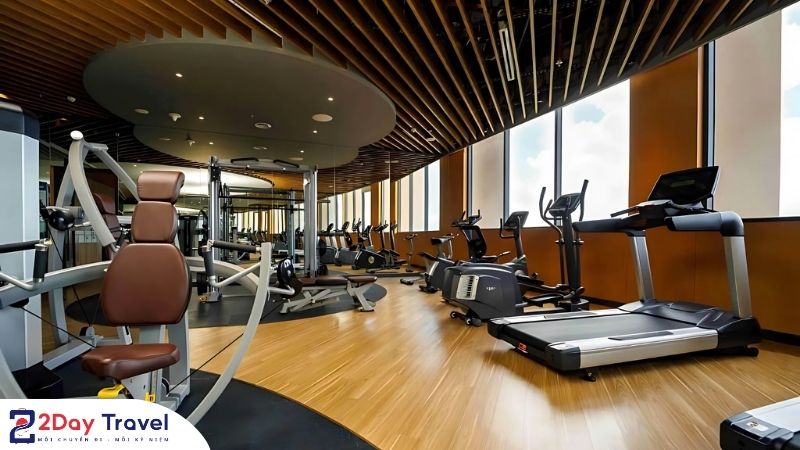 Phòng gym rộng với đầy đủ thiết bị hiện đại tại Wyndham Garden Cam Ranh
