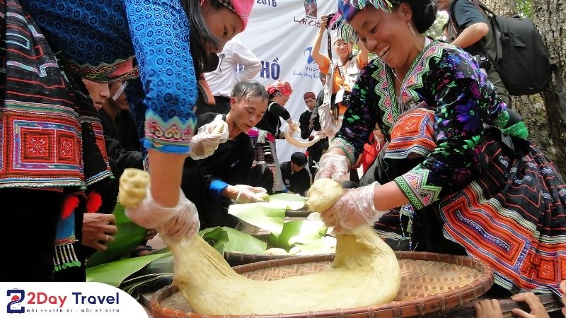 Trải nghiệm giã bánh giày tại phiên chợ dân tộc