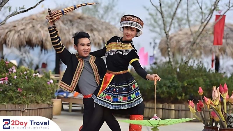 Trình diễn múa khèn Mông tại phiên chợ dân tộc