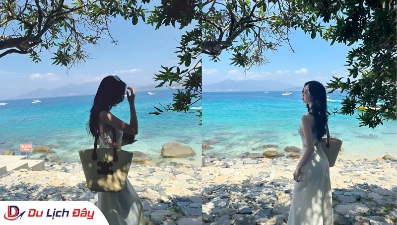 Du khách check-in bãi biển xanh trong tại Hòn mun Nha Trang