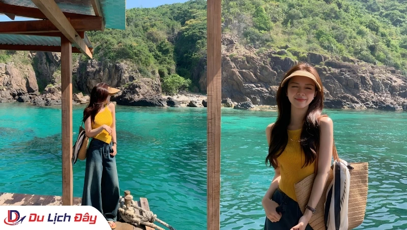 Du khách check-in trên du thuyền trong tour 3 đảo hot Nha Trang, biển xanh trong và khung cảnh thiên nhiên hoang sơ