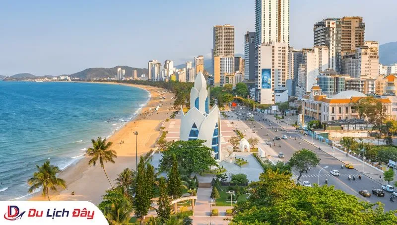 Toàn cảnh City Tour Nha Trang với điểm nhấn Tháp Trầm Hương và Quảng trường 2/4.