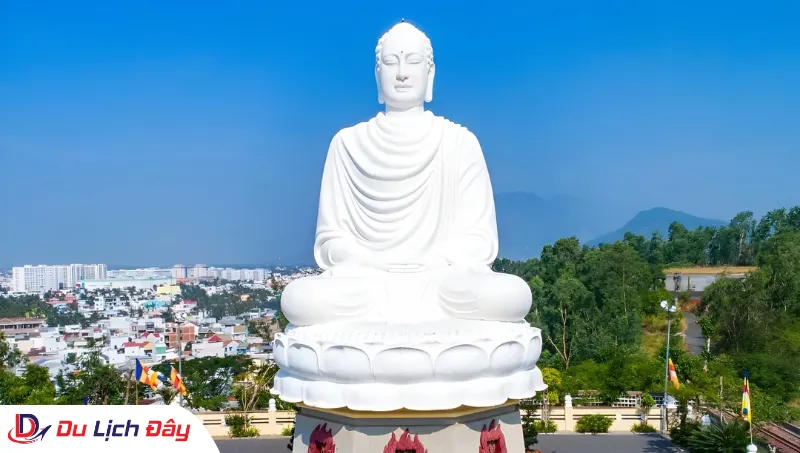 Tượng Phật Trắng uy nghiêm tại Chùa Long Sơn trong City Tour Nha Trang