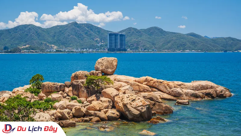 Danh thắng Hòn Chồng bên bờ biển xanh trong City tour Nha Trang