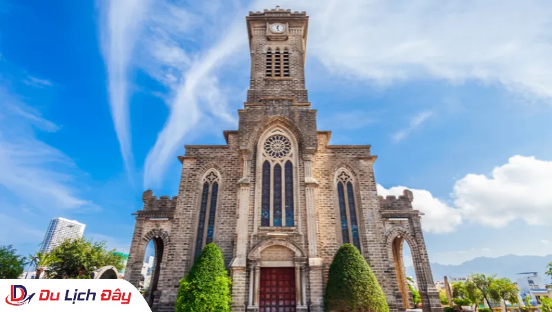 Kiến trúc Gothic độc đáo của Nhà Thờ Đá trong City tour Nha Trang