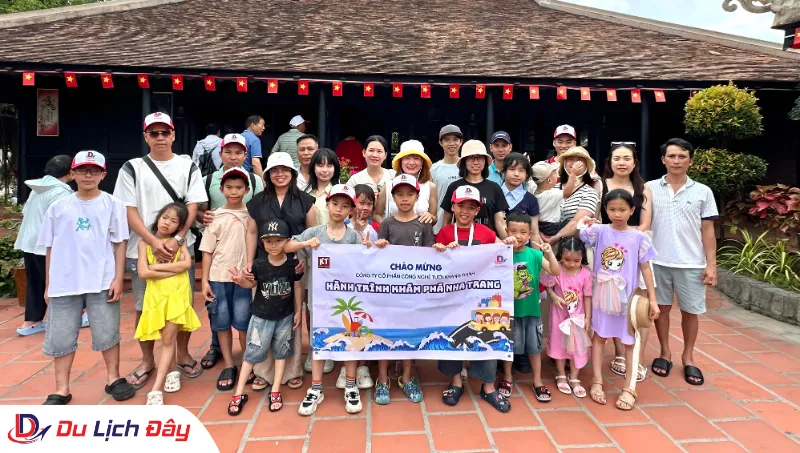Đoàn khách gia đình hào hứng tham gia hành trình trong City tour Nha Trang