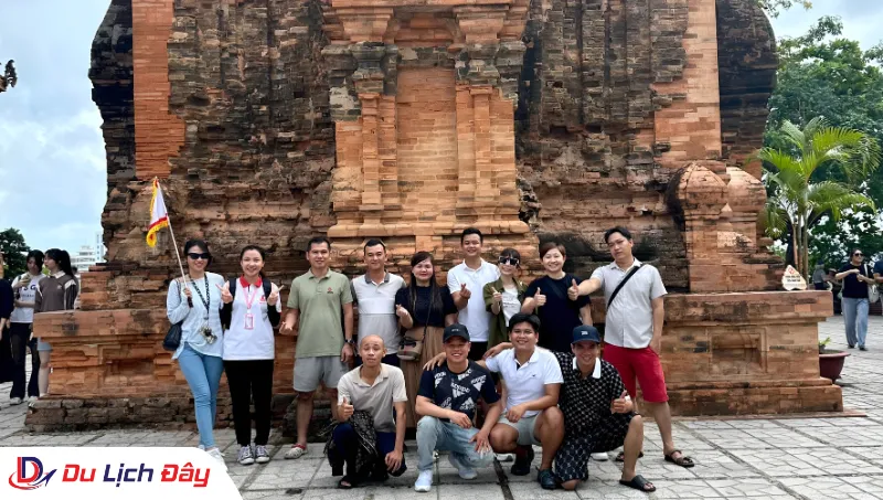 Khách đoàn check-in tại tháp cổ Ponagar trong City tour Nha Trang