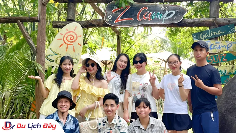 Nhóm bạn check-in tại cổng chào trong Combo Trải Nghiệm Zcamp Nha Trang - 3N2Đ