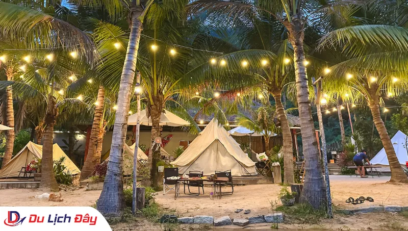 Không gian cắm trại lung linh về đêm trong Combo Trải Nghiệm Zcamp Nha Trang - 3N2Đ