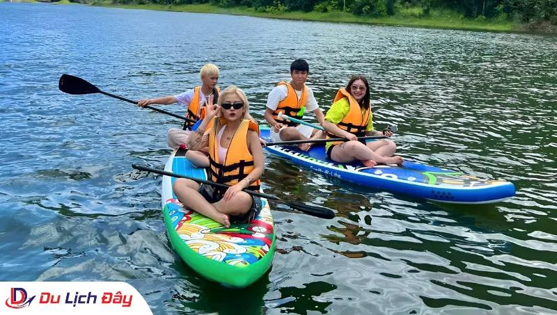 Trải nghiệm chèo ván SUP trên mặt hồ trong Combo Trải Nghiệm Zcamp Nha Trang - 3N2Đ