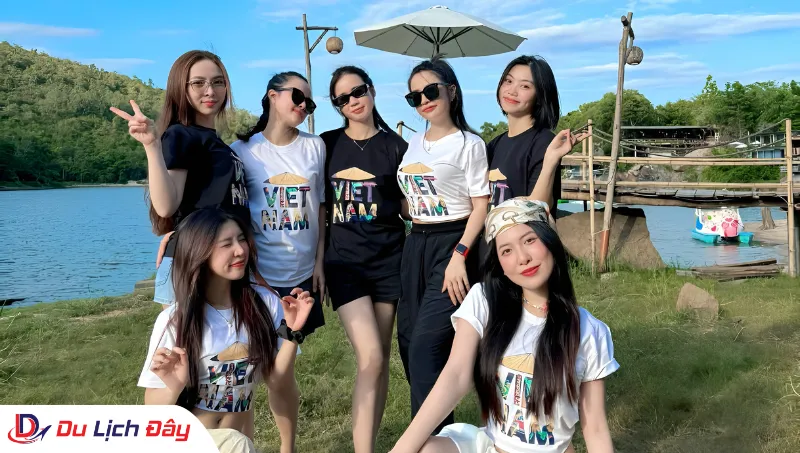 Nhóm bạn lưu giữ kỷ niệm đẹp bên bờ hồ trong Combo Trải Nghiệm Zcamp Nha Trang - 3N2Đ