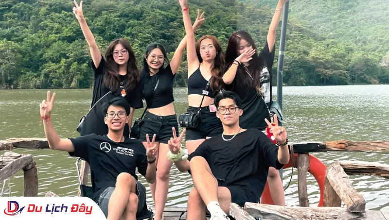 Khoảnh khắc vui vẻ trên bến gỗ trong Combo Trải Nghiệm Zcamp Nha Trang - 3N2Đ