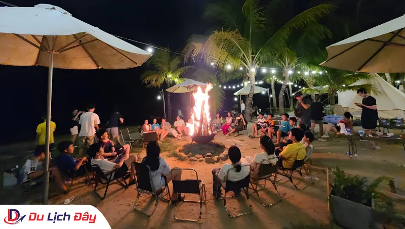 Hoạt động đốt lửa trại ấm áp buổi tối trong Combo Trải Nghiệm Zcamp Nha Trang - 3N2Đ