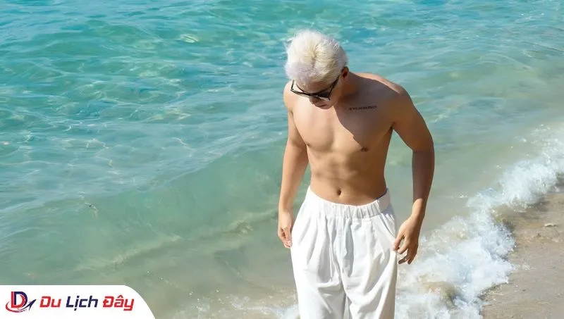 Du khách check in tại Hòn Mun trong tour 3 đảo new