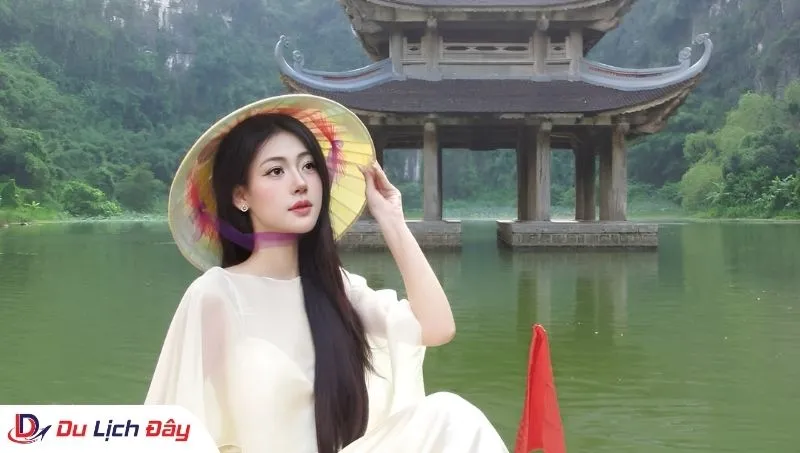 Du khách tạo dáng tại Tràng An trong Tour Bái Đính - Tràng An - Hang Múa