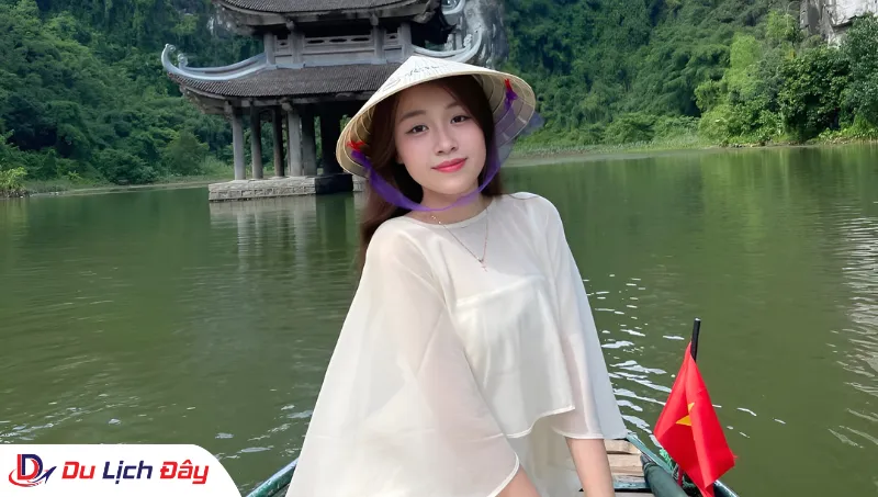 Du khách trải nghiệm đi thuyền tại Tràng An trong Tour Bái Đính - Tràng An - Hang Múa