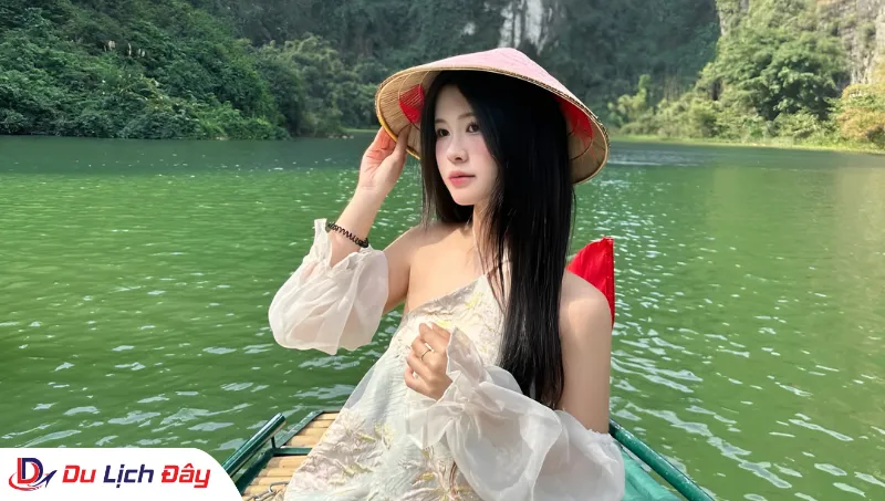 Du khách check in tại Tràng An trong Tour Bái Đính - Tràng An - Hang Múa