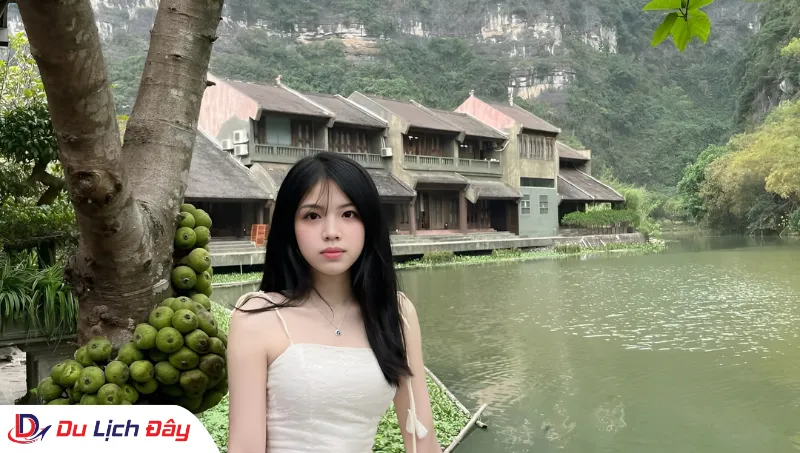 Du khách check in tại Tràng An trong Tour Bái Đính - Tràng An - Hang Múa