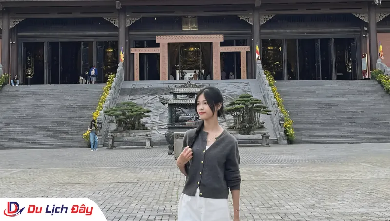 Du khách chiêm bái tại Chùa Bái Đính trong Tour Bái Đính - Tràng An - Hang Múa
