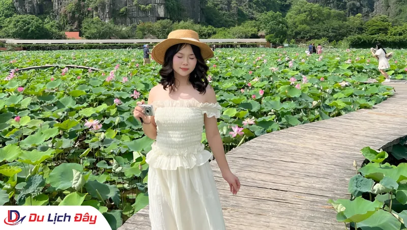 Du khách check in tại Hang Múa trong Tour Bái Đính - Tràng An - Hang Múa