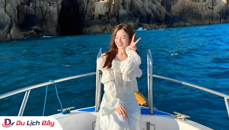 Du khách check in tại Bãi Kinh trong Tour Bình Hưng - Trong Ngày