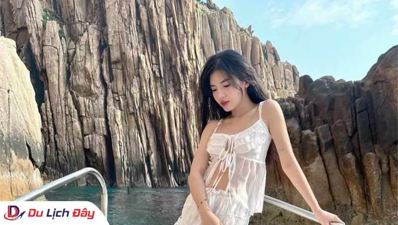 Du khách check in tại Bãi Kinh trong Tour Bình Hưng - Trong Ngày