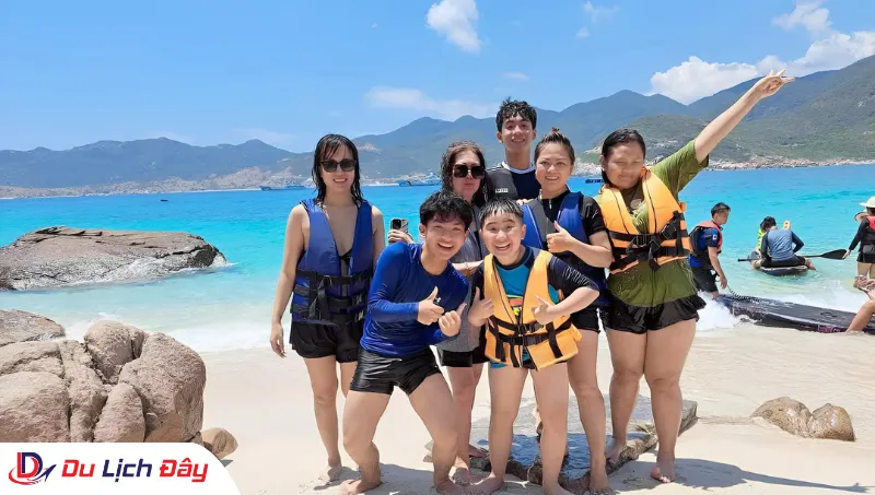 Du khách vui chơi với các trò chơi trên biển trong Tour Bình Hưng - Trong Ngày