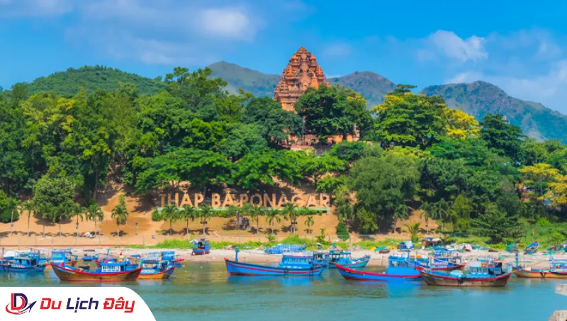 Toàn cảnh Tháp Bà Ponagar nhìn từ phía biển trong Tour Buôn Ma Thuột - Nha Trang 2N1Đ