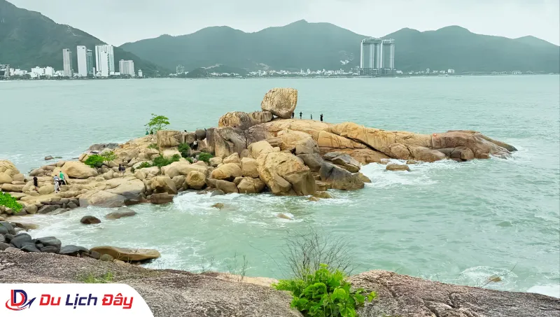 Quần thể đá thiên nhiên Hòn Chồng trong Tour Buôn Ma Thuột - Nha Trang 2N1Đ