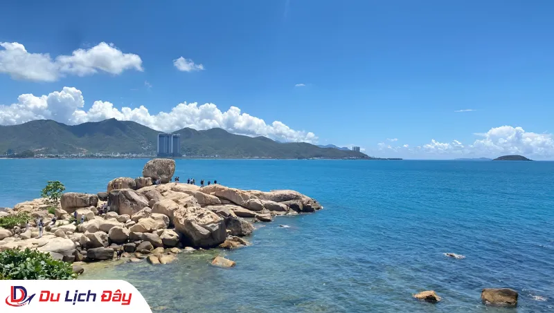 Góc nhìn tuyệt đẹp ra vịnh biển từ Hòn Chồng trong Tour Buôn Ma Thuột - Nha Trang 2N1Đ