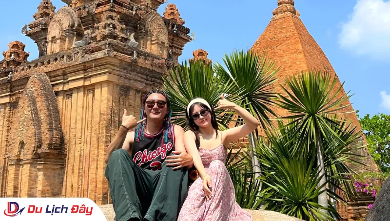 Du khách check-in tại Tháp Bà Ponagar trong Tour Buôn Ma Thuột - Nha Trang 2N1Đ