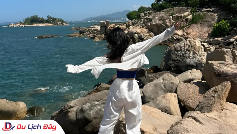 Du khách tạo dáng tại danh thắng Hòn Chồng trong Tour Buôn Ma Thuột - Nha Trang 2N1Đ