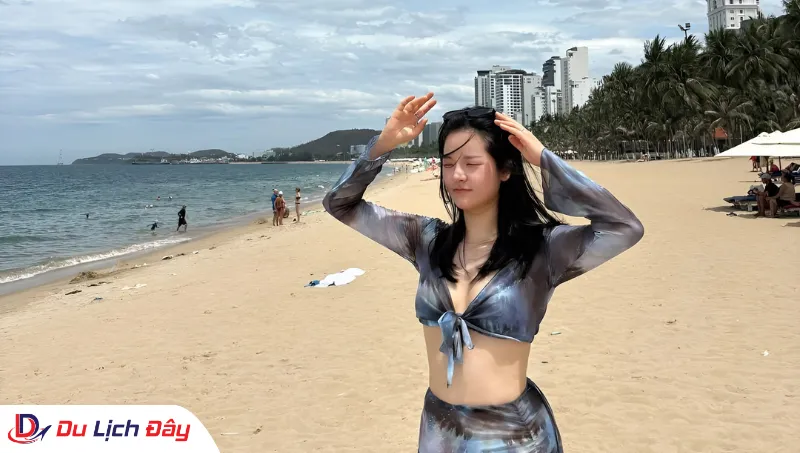 Du khách tận hưởng nắng gió biển Nha Trang trong Tour Buôn Ma Thuột - Nha Trang 2N1Đ