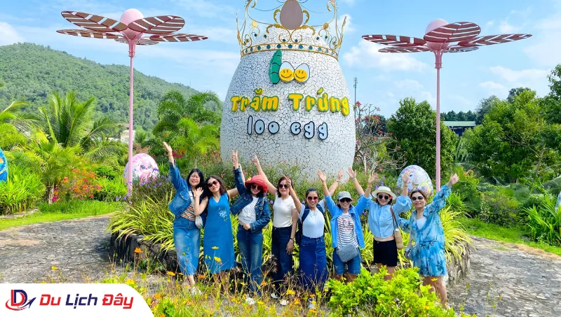 Đoàn khách chụp ảnh lưu niệm tại KDL Trăm Trứng trong Tour Buôn Ma Thuột - Nha Trang 2N1Đ