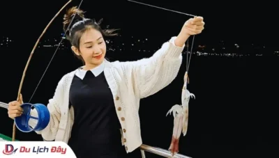 Du khách trải nghiệm câu mực đêm trong Tour câu mực đêm - Nha Trang