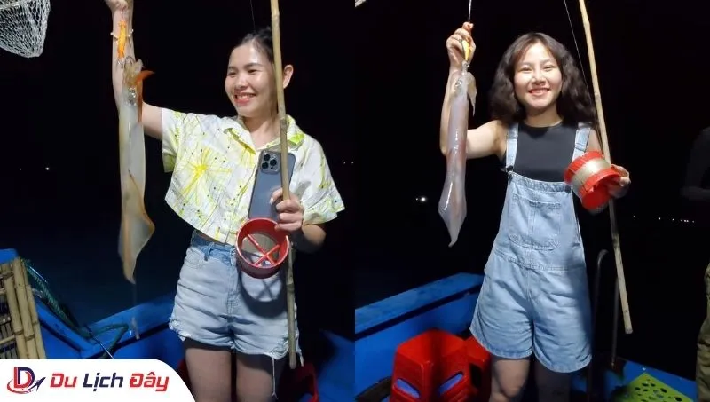 Du khách háo hức khi được câu mực trong Tour câu mực đêm - Nha Trang