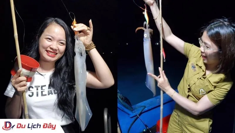 Du khách khoe thành quả sau khi câu mực trong Tour câu mực đêm - Nha Trang