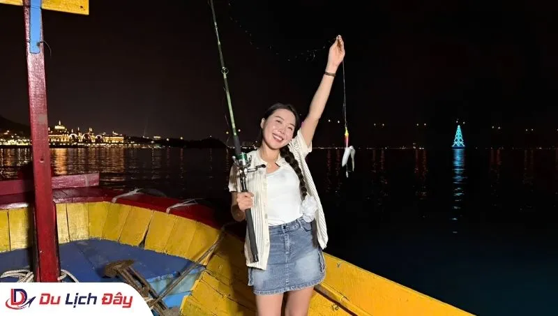 Du khách háo hức khi được câu mực trong Tour câu mực đêm - Nha Trang
