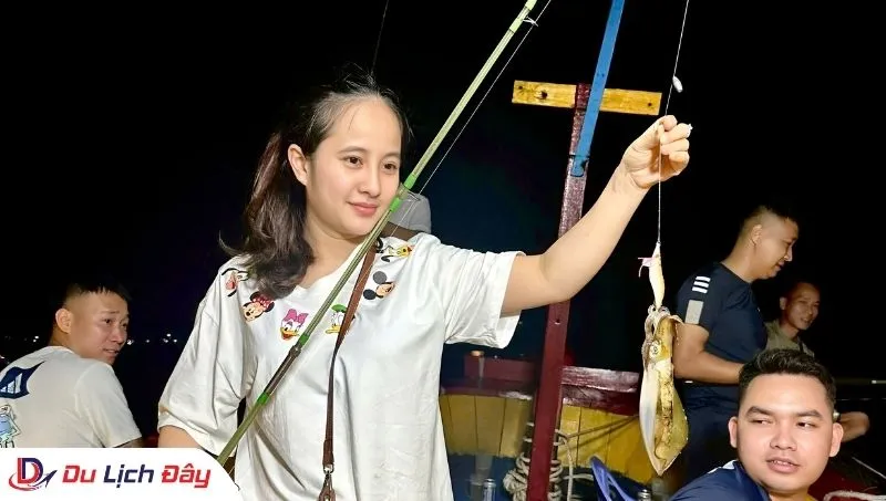 Du khách háo hức khi được câu mực trong Tour câu mực đêm - Nha Trang