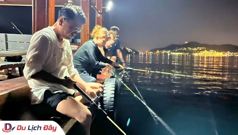 Du khách háo hức chờ đợi mực cắn câu trong Tour câu mực đêm - Nha Trang