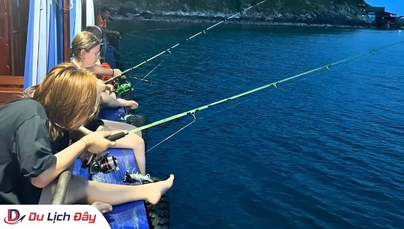 Du khách háo hức chờ đợi mực cắn câu trong Tour câu mực đêm - Nha Trang