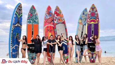 Khách đoàn check in tại biển Hòn Chồng trong Tour Chèo SUP City