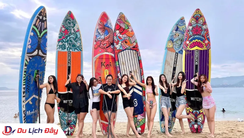 Khách đoàn check in tại biển Hòn Chồng trong Tour Chèo SUP City