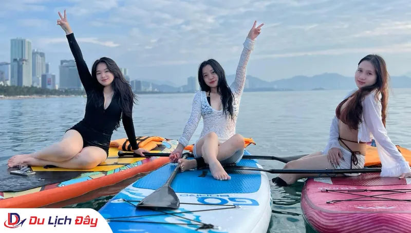 Du khách check in tại biển Hòn Chồng trong Tour Chèo SUP City