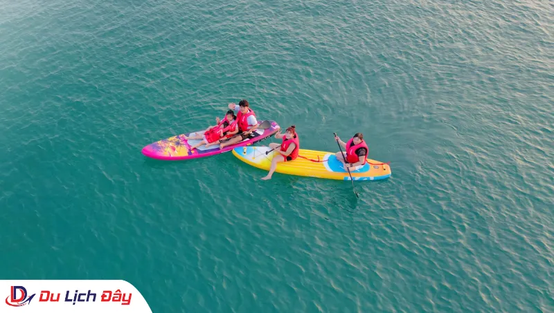Du khách check tin flycam tại biển Hòn Chồng trong Tour Chèo SUP City