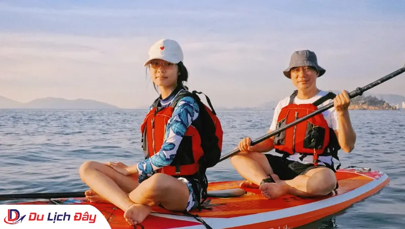 Du khách trải nghiệm chèo SUP tại biển Hòn Chồng trong Tour Chèo SUP City