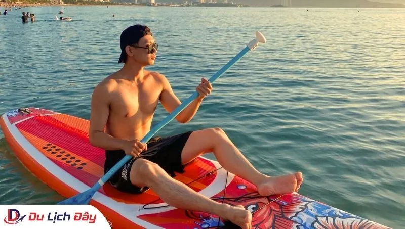 Du khách trải nghiệm chèo SUP trên biển trong tour chèo SUP - đón bình minh