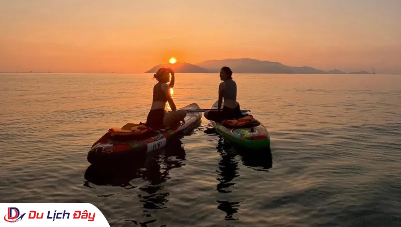 Du khách check in tại biển Hòn Chồng trong tour chèo SUP - đón bình minh
