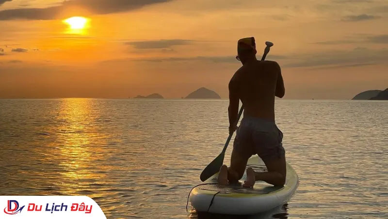 Du khách check in tại biển Hòn Chồng trong tour chèo SUP - đón bình minh